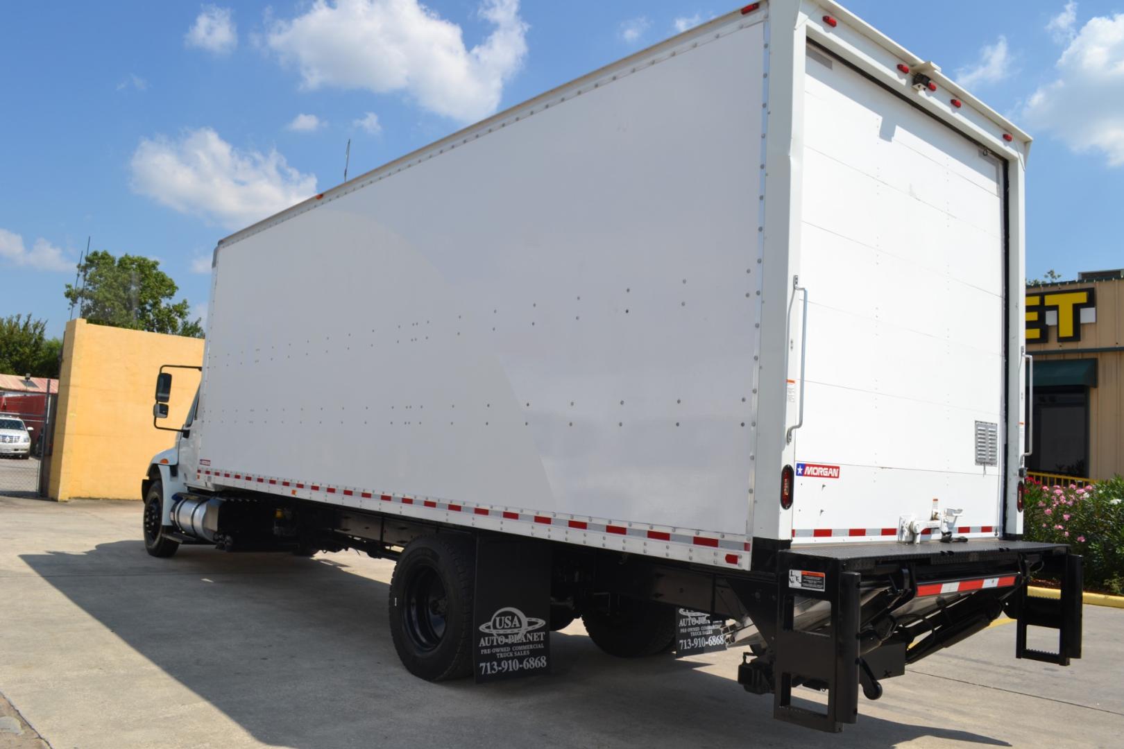 2018 WHITE /BLACK INTERNATIONAL 4300 with an CUMMINS ISB 6.7L 240HP engine, ALLISON 2100HS AUTOMATIC transmission, located at 9172 North Fwy, Houston, TX, 77037, (713) 910-6868, 29.887470, -95.411903 - 25,999LB GVWR NON CDL, MORGAN 26FT BOX, 13'6FT CLEARANCE, HEIGHT 103" X WIDTH 102", PALFINGER 3,000LB ALUMINUM LIFT GATE, DUAL 70 GALLON FUEL TANKS, EXHAUST BRAKE, POWER WINDOWS, LOCKS, & MIRRORS - Photo#6